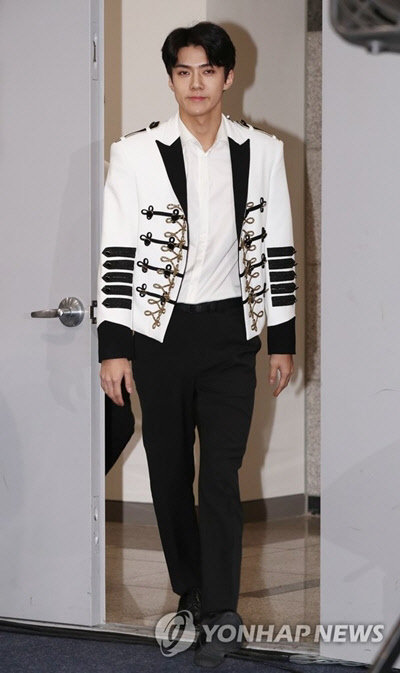 그룹 엑소(EXO)의 세훈이 지난 2017년 11월 26일 오후 서울 고척스카이돔에서 열리는 네 번째 단독 콘서트 '엑소 플래닛 4 - 디 엘리시온' 기자회견에 참석하기 위해 입장하고 있다. <연합뉴스>